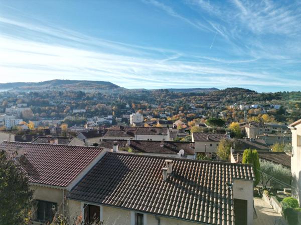 Maison de 170 m² divisée en 2 appartements loués à Apt, dans une impasse calme et proche des commerces