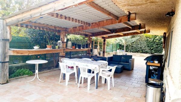 Maison de 170 m² divisée en 2 appartements loués à Apt, dans une impasse calme et proche des commerces