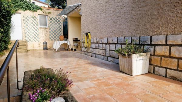 Maison de 170 m² divisée en 2 appartements loués à Apt, dans une impasse calme et proche des commerces