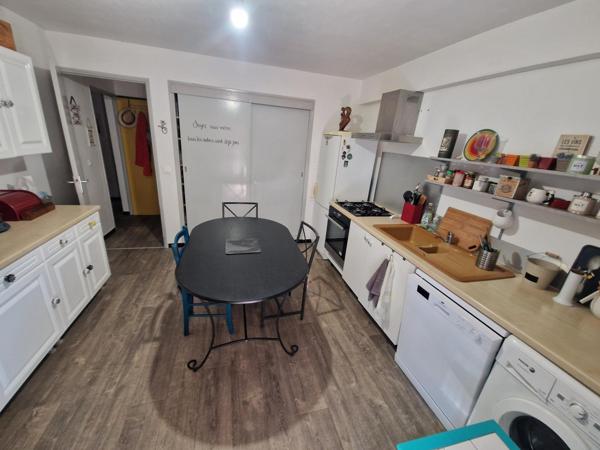 Maison de 170 m² divisée en 2 appartements loués à Apt, dans une impasse calme et proche des commerces