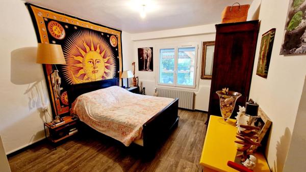 Maison de 170 m² divisée en 2 appartements loués à Apt, dans une impasse calme et proche des commerces