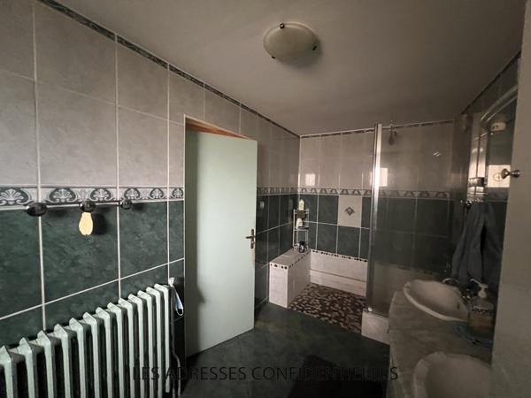 VAULX-EN-VELIN limite VILLEURBANNE - Maison Familiale à rénover - 161 m² - 7 pièces - terrain 544 m²