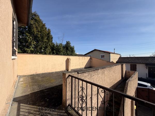 VAULX-EN-VELIN limite VILLEURBANNE - Maison Familiale à rénover - 161 m² - 7 pièces - terrain 544 m²