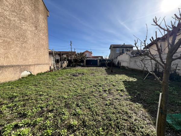 VAULX-EN-VELIN limite VILLEURBANNE - Maison Familiale à rénover - 161 m² - 7 pièces - terrain 544 m²