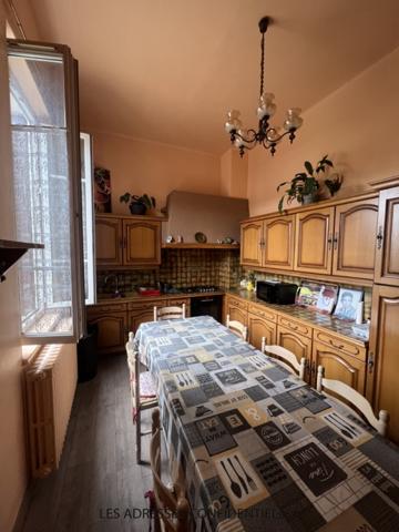 VAULX-EN-VELIN limite VILLEURBANNE - Maison Familiale à rénover - 161 m² - 7 pièces - terrain 544 m²