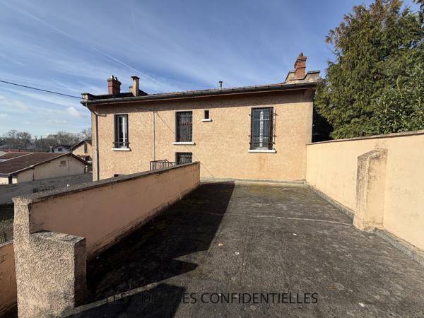 VAULX-EN-VELIN limite VILLEURBANNE - Maison Familiale à rénover - 161 m² - 7 pièces - terrain 544 m²