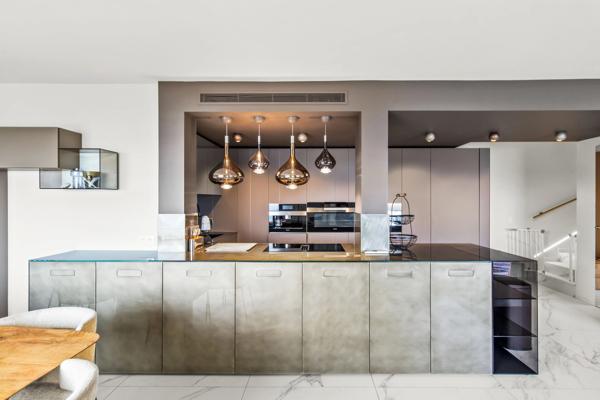 Villa modern suspendue entre ciel et Méditerranée