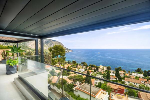 Villa modern suspendue entre ciel et Méditerranée
