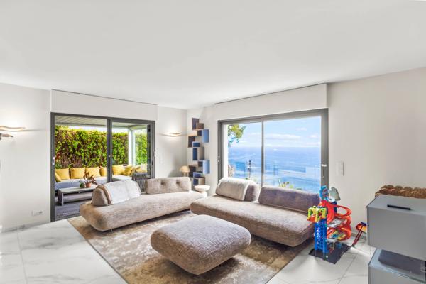 Villa modern suspendue entre ciel et Méditerranée