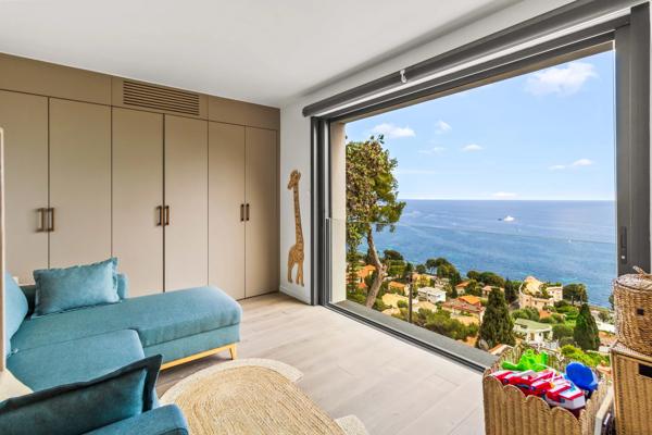 Villa modern suspendue entre ciel et Méditerranée