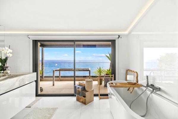 Villa modern suspendue entre ciel et Méditerranée