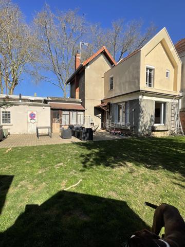 Située en plein centre-ville de Trappes, à proximité immédiate des commerces, écoles et transports, découvrez cette maison familiale de 119 m² pleine de potentiel et parfaitement entretenue.

Dès l’entrée, vous profiterez d’un espace fonctionnel avec buanderie et WC indépendant, avant de découvrir une belle pièce de vie lumineuse offrant un accès direct à l’extérieur exposé plein sud et sans vis-à-vis avec deux cabanons de jardin.

La maison propose :• un séjour double agréable et lumineux,• trois belles chambres confortables au 1er étage avec salle de bains, et dont une suite parentale avec salle d’eau et dressing • une cuisine américaine et fonctionnelle,• des espaces de rangement,• un extérieur idéal pour une famille.
Le + : des combles aménagées avec rangements.

Vous apprécierez particulièrement :✔ la proximité de la gare,✔ le secteur pratique au quotidien,✔ le volume des pièces,✔ le charme de l’ancien,✔ le potentiel d’aménagement.

Maison idéale pour une famille recherchant espace, commodités et accessibilité.

Prestations et travaux récents :
	•	Toiture entièrement refaite (isolation, tuiles, chevrons)
	•	Velux récents avec volets roulants solaires
	•	Chaudière gaz remplacée en 2021
	•	Salle de bain rénovée en 2021
	•	Radiateurs en fonte au rez-de-chaussée
	•	Volets en fer d’origine au rez-de-chaussée, conservant tout le cachet de la maison

Une maison de caractère, rare sur le secteur, offrant le charme de l’ancien, de beaux volumes et un jardin intime en plein centre-ville. Une opportunité idéale pour une famille à la recherche d’une maison pleine de charme avec extérieur et dépendances.

Contactez Léa Morio Immobilier pour organiser une visite.