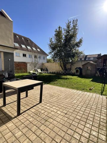 Située en plein centre-ville de Trappes, à proximité immédiate des commerces, écoles et transports, découvrez cette maison familiale de 119 m² pleine de potentiel et parfaitement entretenue.

Dès l’entrée, vous profiterez d’un espace fonctionnel avec buanderie et WC indépendant, avant de découvrir une belle pièce de vie lumineuse offrant un accès direct à l’extérieur exposé plein sud et sans vis-à-vis avec deux cabanons de jardin.

La maison propose :• un séjour double agréable et lumineux,• trois belles chambres confortables au 1er étage avec salle de bains, et dont une suite parentale avec salle d’eau et dressing • une cuisine américaine et fonctionnelle,• des espaces de rangement,• un extérieur idéal pour une famille.
Le + : des combles aménagées avec rangements.

Vous apprécierez particulièrement :✔ la proximité de la gare,✔ le secteur pratique au quotidien,✔ le volume des pièces,✔ le charme de l’ancien,✔ le potentiel d’aménagement.

Maison idéale pour une famille recherchant espace, commodités et accessibilité.

Prestations et travaux récents :
	•	Toiture entièrement refaite (isolation, tuiles, chevrons)
	•	Velux récents avec volets roulants solaires
	•	Chaudière gaz remplacée en 2021
	•	Salle de bain rénovée en 2021
	•	Radiateurs en fonte au rez-de-chaussée
	•	Volets en fer d’origine au rez-de-chaussée, conservant tout le cachet de la maison

Une maison de caractère, rare sur le secteur, offrant le charme de l’ancien, de beaux volumes et un jardin intime en plein centre-ville. Une opportunité idéale pour une famille à la recherche d’une maison pleine de charme avec extérieur et dépendances.

Contactez Léa Morio Immobilier pour organiser une visite.