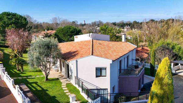 ELEGANTE VILLA FAMILIALE A 600 M DE LA PLAGE DE NAUZAN SAINT PALAIS SUR MER