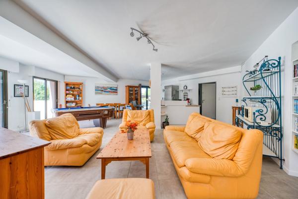 ELEGANTE VILLA FAMILIALE A 600 M DE LA PLAGE DE NAUZAN SAINT PALAIS SUR MER