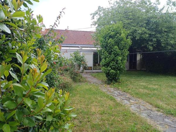 A VENDRE à BOUGUENAIS Maison à rénover de plain-pied avec garage et jardin
