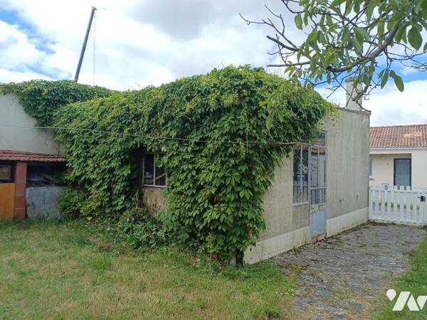 A VENDRE à BOUGUENAIS Maison à rénover de plain-pied avec garage et jardin