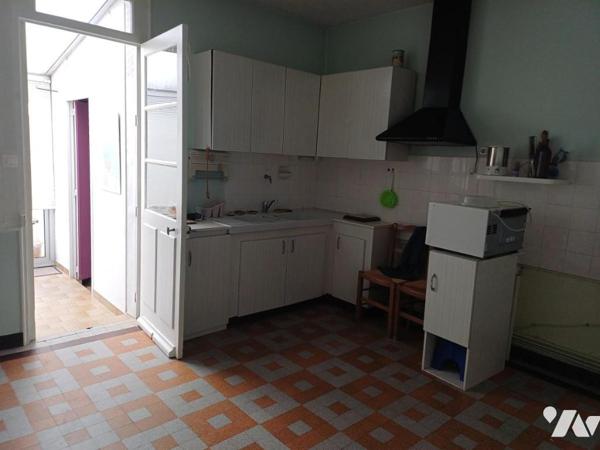 A VENDRE à BOUGUENAIS Maison à rénover de plain-pied avec garage et jardin