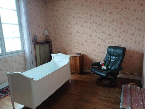 A VENDRE à BOUGUENAIS Maison à rénover de plain-pied avec garage et jardin