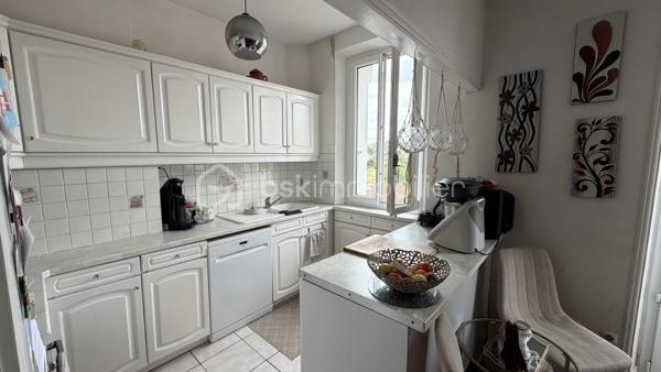 Au 3ème étage sans ascenseur d'un immeuble ancien, appartement traversant de 55,87 m² alliant charme de l'ancien et confort moderne.
L'appartement se compose d'une entrée desservant un séjour lumineux avec coin repas, ouvrant sur une fenêtre-porte avec garde-corps. La cuisine, ouverte sur le salon, entièrement équipée et agencée, apporte convivialité et luminosité à la pièce de vie. Belles hauteurs sous plafond, moulures et parquet massif d'origine.
L'appartement comprend 2 chambres, dont une chambre parentale avec dressing intégré (placards miroirs), ainsi qu'une salle d'eau avec douche et double vasque, et un espace buanderie séparé.

Chauffage individuel électrique. Fenêtres double vitrage. Rangements en nombre.

Bien à découvrir, idéal pour famille ou investissement locatif.