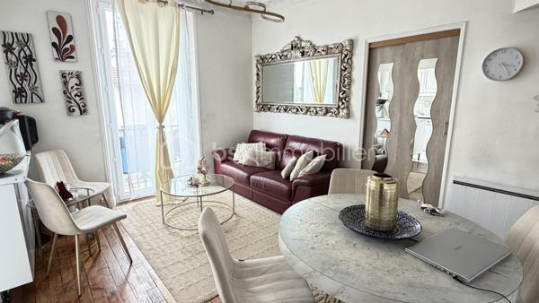 Au 3ème étage sans ascenseur d'un immeuble ancien, appartement traversant de 55,87 m² alliant charme de l'ancien et confort moderne.
L'appartement se compose d'une entrée desservant un séjour lumineux avec coin repas, ouvrant sur une fenêtre-porte avec garde-corps. La cuisine, ouverte sur le salon, entièrement équipée et agencée, apporte convivialité et luminosité à la pièce de vie. Belles hauteurs sous plafond, moulures et parquet massif d'origine.
L'appartement comprend 2 chambres, dont une chambre parentale avec dressing intégré (placards miroirs), ainsi qu'une salle d'eau avec douche et double vasque, et un espace buanderie séparé.

Chauffage individuel électrique. Fenêtres double vitrage. Rangements en nombre.

Bien à découvrir, idéal pour famille ou investissement locatif.