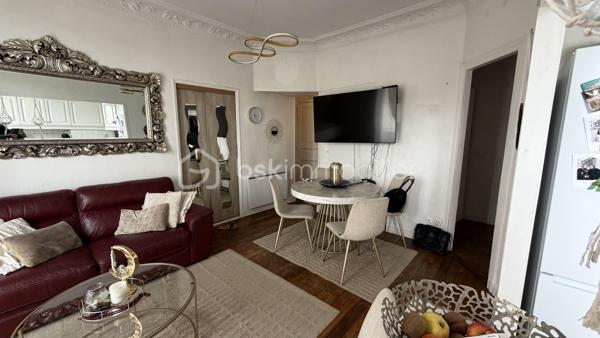 Au 3ème étage sans ascenseur d'un immeuble ancien, appartement traversant de 55,87 m² alliant charme de l'ancien et confort moderne.
L'appartement se compose d'une entrée desservant un séjour lumineux avec coin repas, ouvrant sur une fenêtre-porte avec garde-corps. La cuisine, ouverte sur le salon, entièrement équipée et agencée, apporte convivialité et luminosité à la pièce de vie. Belles hauteurs sous plafond, moulures et parquet massif d'origine.
L'appartement comprend 2 chambres, dont une chambre parentale avec dressing intégré (placards miroirs), ainsi qu'une salle d'eau avec douche et double vasque, et un espace buanderie séparé.

Chauffage individuel électrique. Fenêtres double vitrage. Rangements en nombre.

Bien à découvrir, idéal pour famille ou investissement locatif.