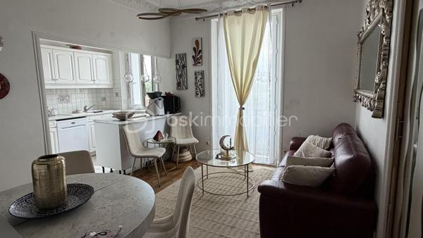 Au 3ème étage sans ascenseur d'un immeuble ancien, appartement traversant de 55,87 m² alliant charme de l'ancien et confort moderne.
L'appartement se compose d'une entrée desservant un séjour lumineux avec coin repas, ouvrant sur une fenêtre-porte avec garde-corps. La cuisine, ouverte sur le salon, entièrement équipée et agencée, apporte convivialité et luminosité à la pièce de vie. Belles hauteurs sous plafond, moulures et parquet massif d'origine.
L'appartement comprend 2 chambres, dont une chambre parentale avec dressing intégré (placards miroirs), ainsi qu'une salle d'eau avec douche et double vasque, et un espace buanderie séparé.

Chauffage individuel électrique. Fenêtres double vitrage. Rangements en nombre.

Bien à découvrir, idéal pour famille ou investissement locatif.