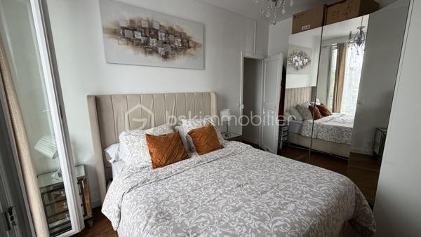 Au 3ème étage sans ascenseur d'un immeuble ancien, appartement traversant de 55,87 m² alliant charme de l'ancien et confort moderne.
L'appartement se compose d'une entrée desservant un séjour lumineux avec coin repas, ouvrant sur une fenêtre-porte avec garde-corps. La cuisine, ouverte sur le salon, entièrement équipée et agencée, apporte convivialité et luminosité à la pièce de vie. Belles hauteurs sous plafond, moulures et parquet massif d'origine.
L'appartement comprend 2 chambres, dont une chambre parentale avec dressing intégré (placards miroirs), ainsi qu'une salle d'eau avec douche et double vasque, et un espace buanderie séparé.

Chauffage individuel électrique. Fenêtres double vitrage. Rangements en nombre.

Bien à découvrir, idéal pour famille ou investissement locatif.