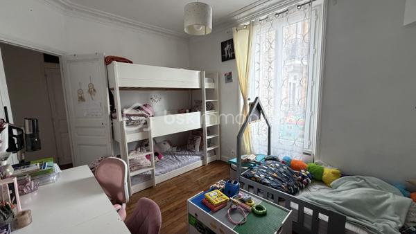 Au 3ème étage sans ascenseur d'un immeuble ancien, appartement traversant de 55,87 m² alliant charme de l'ancien et confort moderne.
L'appartement se compose d'une entrée desservant un séjour lumineux avec coin repas, ouvrant sur une fenêtre-porte avec garde-corps. La cuisine, ouverte sur le salon, entièrement équipée et agencée, apporte convivialité et luminosité à la pièce de vie. Belles hauteurs sous plafond, moulures et parquet massif d'origine.
L'appartement comprend 2 chambres, dont une chambre parentale avec dressing intégré (placards miroirs), ainsi qu'une salle d'eau avec douche et double vasque, et un espace buanderie séparé.

Chauffage individuel électrique. Fenêtres double vitrage. Rangements en nombre.

Bien à découvrir, idéal pour famille ou investissement locatif.