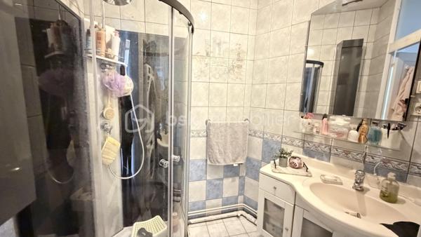 Au 3ème étage sans ascenseur d'un immeuble ancien, appartement traversant de 55,87 m² alliant charme de l'ancien et confort moderne.
L'appartement se compose d'une entrée desservant un séjour lumineux avec coin repas, ouvrant sur une fenêtre-porte avec garde-corps. La cuisine, ouverte sur le salon, entièrement équipée et agencée, apporte convivialité et luminosité à la pièce de vie. Belles hauteurs sous plafond, moulures et parquet massif d'origine.
L'appartement comprend 2 chambres, dont une chambre parentale avec dressing intégré (placards miroirs), ainsi qu'une salle d'eau avec douche et double vasque, et un espace buanderie séparé.

Chauffage individuel électrique. Fenêtres double vitrage. Rangements en nombre.

Bien à découvrir, idéal pour famille ou investissement locatif.