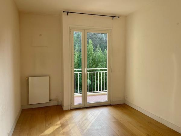 Cassis (13260) Lumineux et traversant, avec terrasses , en dernier étage