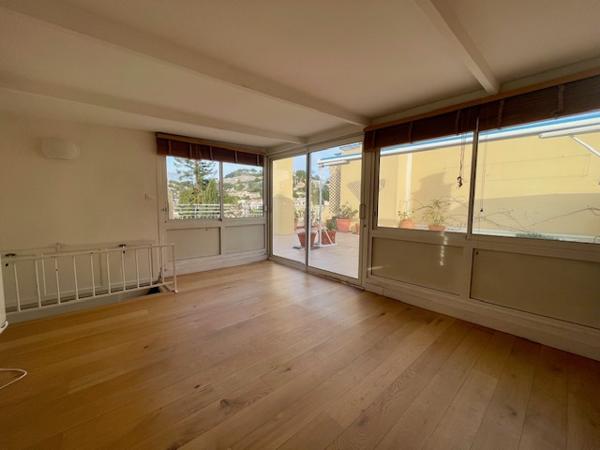 Cassis (13260) Lumineux et traversant, avec terrasses , en dernier étage