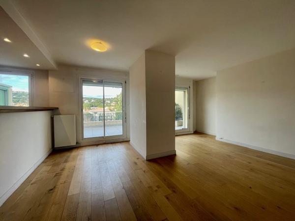 Cassis (13260) Lumineux et traversant, avec terrasses , en dernier étage