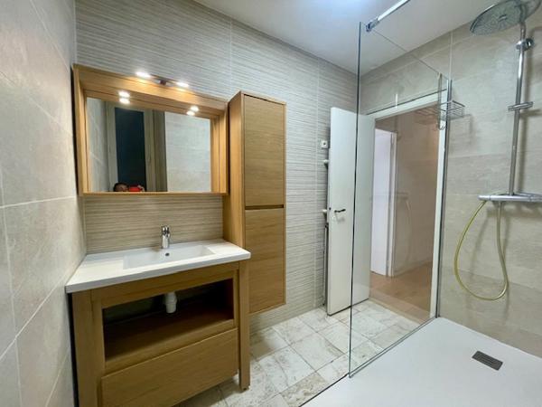 Cassis (13260) Lumineux et traversant, avec terrasses , en dernier étage