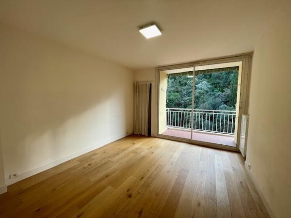 Cassis (13260) Lumineux et traversant, avec terrasses , en dernier étage