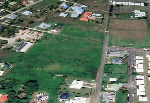 Terrain à bâtir 1 115 m² à Sainte-Anne, accès privé depuis la rue
