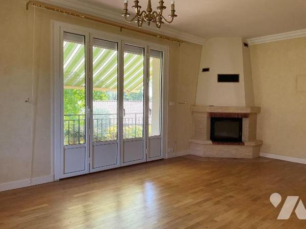 A VENDRE : Maison de ville située dans quartier calme de SOUILLAC (Lot - 46) comprenant en rez-...