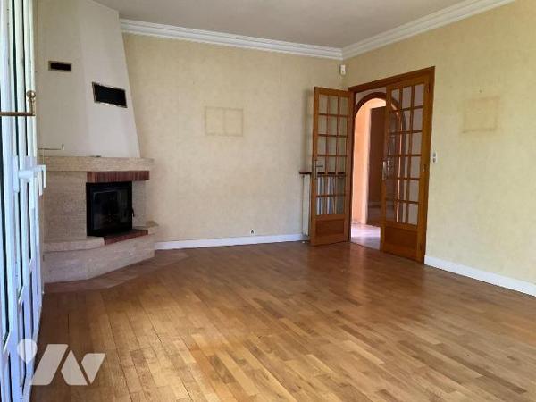 A VENDRE : Maison de ville située dans quartier calme de SOUILLAC (Lot - 46) comprenant en rez-...