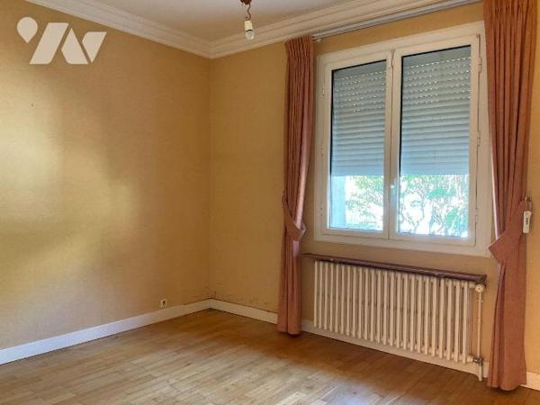 A VENDRE : Maison de ville située dans quartier calme de SOUILLAC (Lot - 46) comprenant en rez-...
