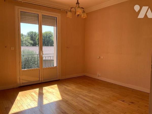 A VENDRE : Maison de ville située dans quartier calme de SOUILLAC (Lot - 46) comprenant en rez-...