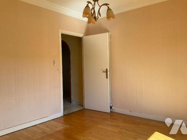 A VENDRE : Maison de ville située dans quartier calme de SOUILLAC (Lot - 46) comprenant en rez-...