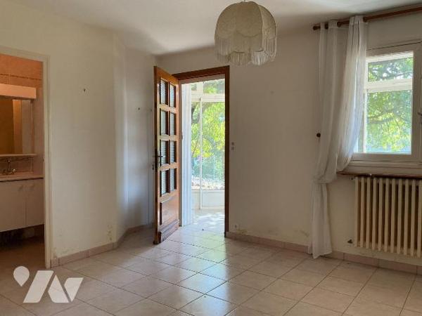 A VENDRE : Maison de ville située dans quartier calme de SOUILLAC (Lot - 46) comprenant en rez-...
