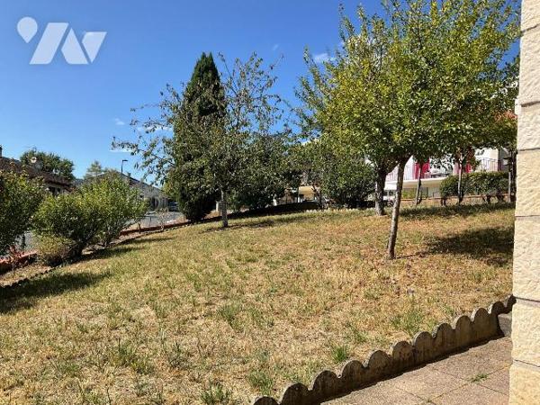 A VENDRE : Maison de ville située dans quartier calme de SOUILLAC (Lot - 46) comprenant en rez-...