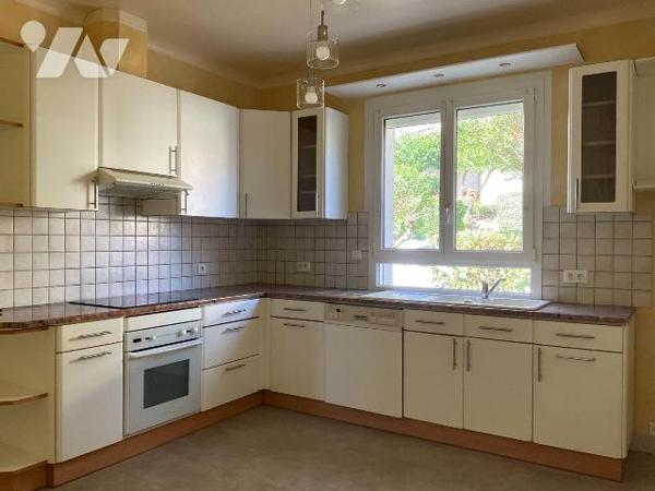 A VENDRE : Maison de ville située dans quartier calme de SOUILLAC (Lot - 46) comprenant en rez-...