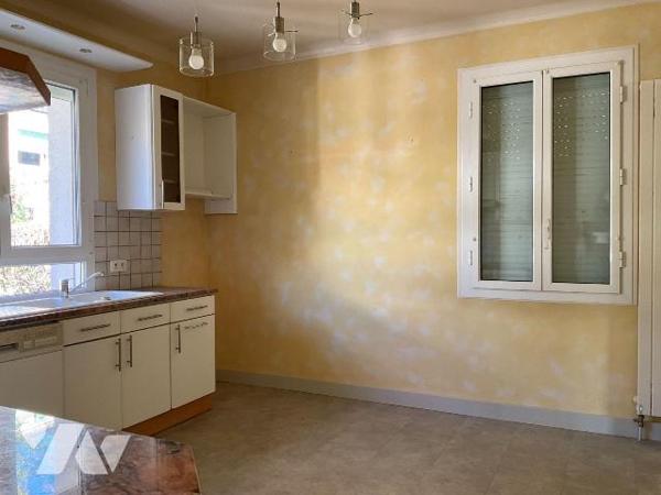 A VENDRE : Maison de ville située dans quartier calme de SOUILLAC (Lot - 46) comprenant en rez-...