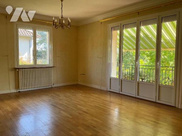 A VENDRE : Maison de ville située dans quartier calme de SOUILLAC (Lot - 46) comprenant en rez-...