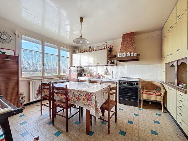 Maison à vendre 3 chambres avec jardin et double garage.