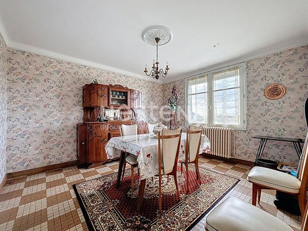 Maison à vendre 3 chambres avec jardin et double garage.
