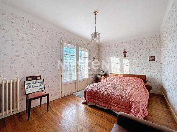 Maison à vendre 3 chambres avec jardin et double garage.