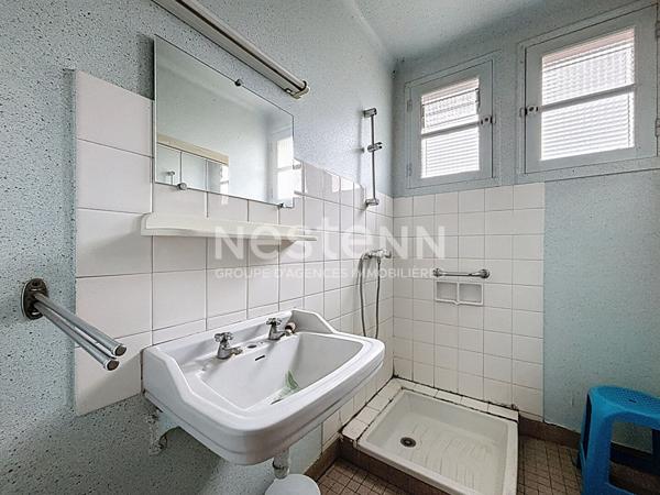 Maison à vendre 3 chambres avec jardin et double garage.